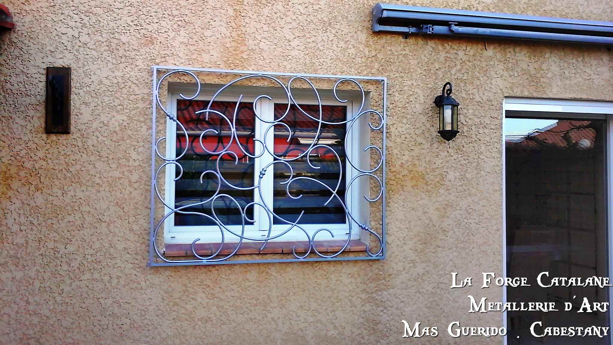 grille decorative fixe barreaux rond cintré entremelés fer forge catalane cabestany.jpg